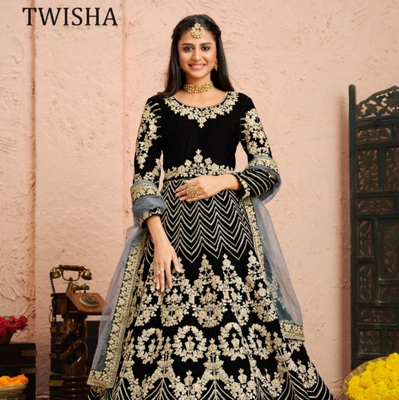 COPY - Beautiful Velvet Party Gown Dress - Picture 6 of 8